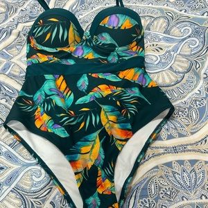 CUPSHE Tropical Leafy Moulded One Piece Swimsuit . Size: Med